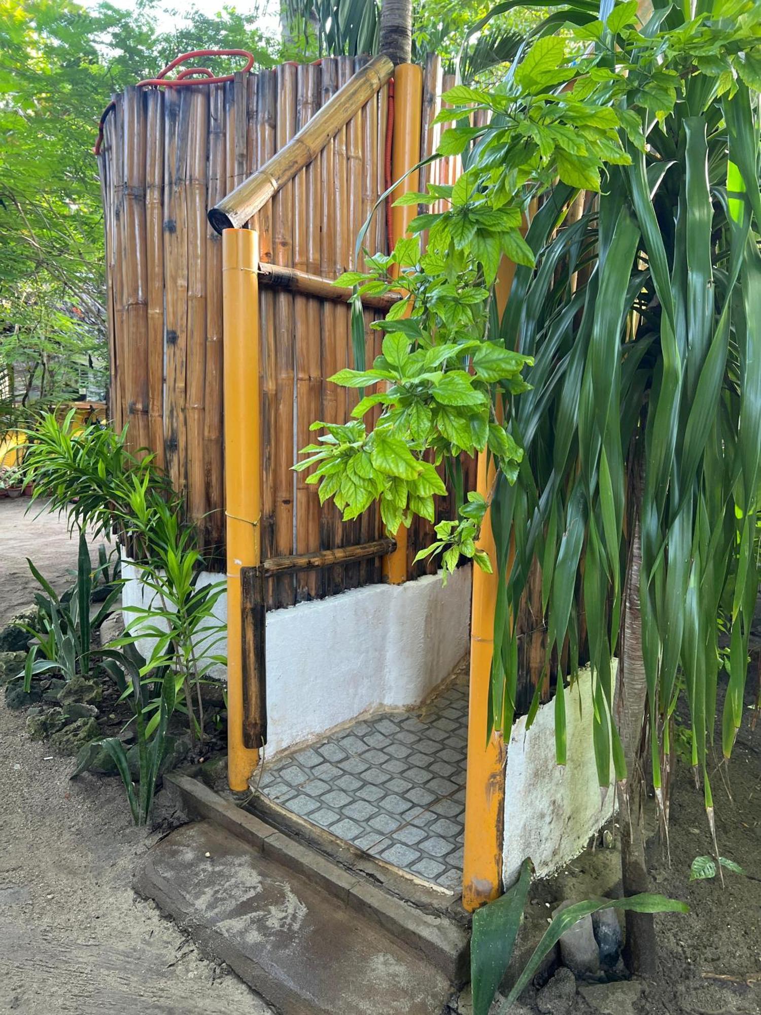 Georgia'S Neverland Hostel เกาะมาลาปัสกัว ภายนอก รูปภาพ